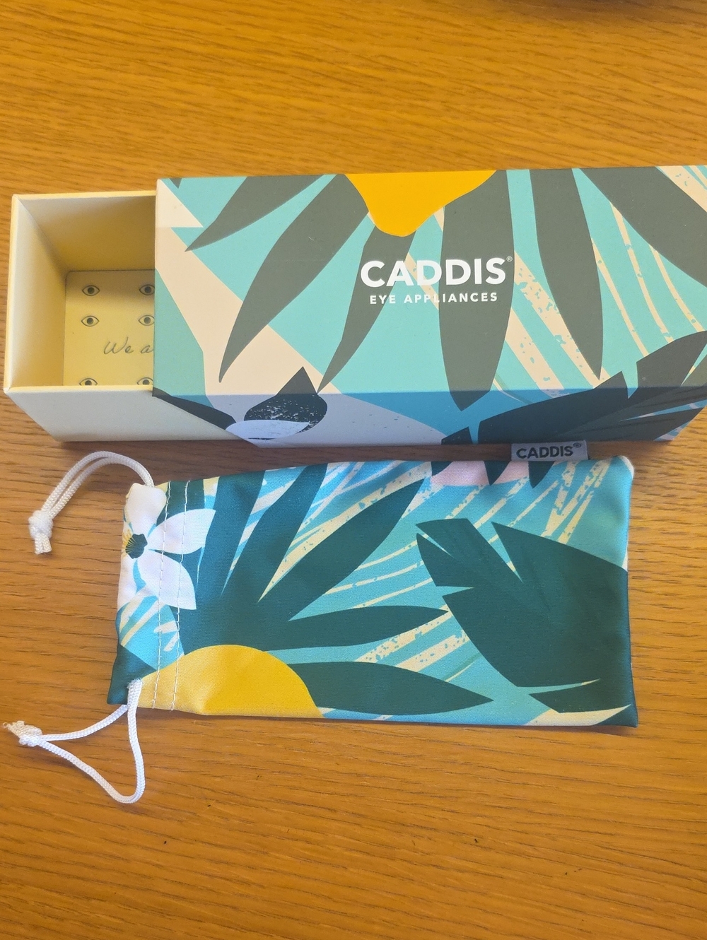 Caddis Eyeglass Pounch And Box